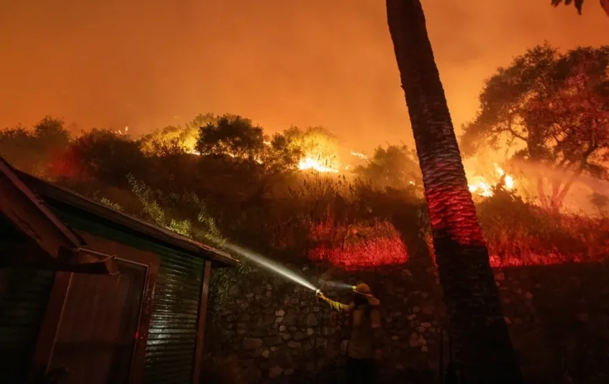 לוס אנג'לס: שכנים זרים עזרו אחד לשני כדי להציל את הבתים מהשריפות לוס אנג'לס: שכנים זרים עזרו אחד לשני כדי להציל את הבתים מהשריפות