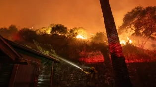 לוס אנג'לס: שכנים זרים עזרו אחד לשני כדי להציל את הבתים מהשריפות