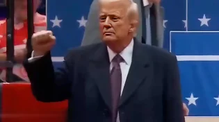 טראמפ חתם על ביטול צווי ביידן - וזרק את העטים לקהל