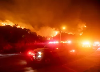 לוס אנג'לס משתוללת: שריפת ענק נוספת אילצה 31,000 תושבים להתפנות