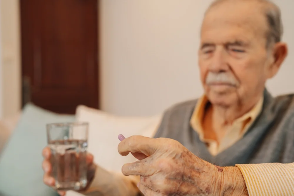 "שבת היא מלזעוק": האם מותר לתת תרופה לשכן בשבת?