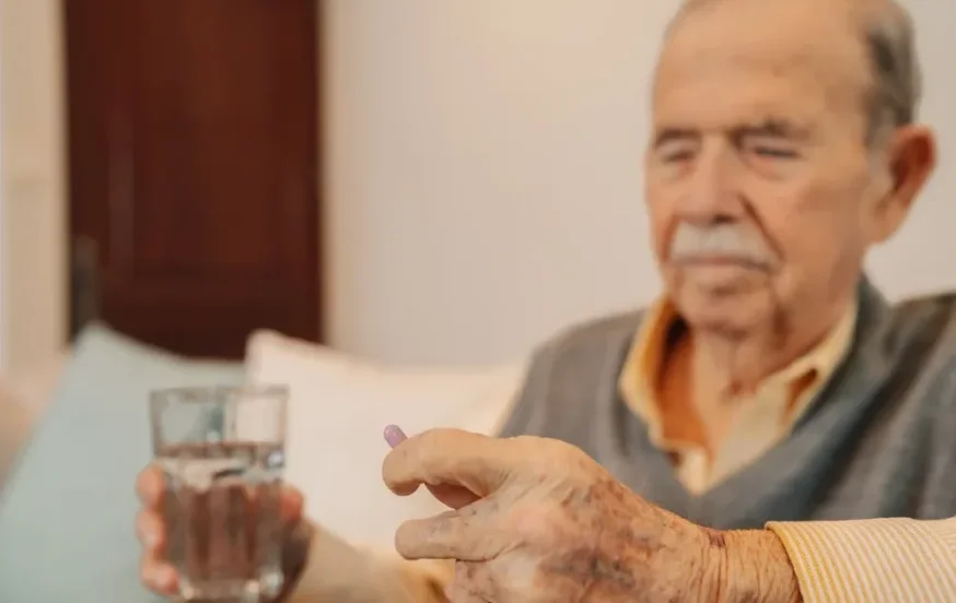 "שבת היא מלזעוק": האם מותר לתת תרופה לשכן בשבת? "שבת היא מלזעוק": האם מותר לתת תרופה לשכן בשבת?