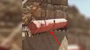 יקפיץ לכם את הלב: ניסיון חילוץ משאית ענקית שמסתיים בכישלון