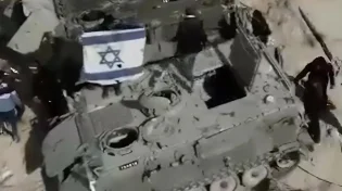 מחזה מטלטל בעזה: עזתים חוגגים על נגמ"שים נטושים ודגל ישראל נרמס