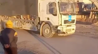 דרמה בעזה: שוטרי חמאס משתלטים על משאיות סיוע לעיני כל