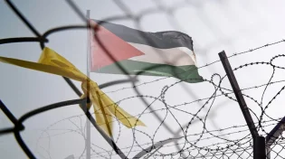 משבר בעסקת השבויים: חמאס מפר התחייבויות ומעכב שחרור חטופה