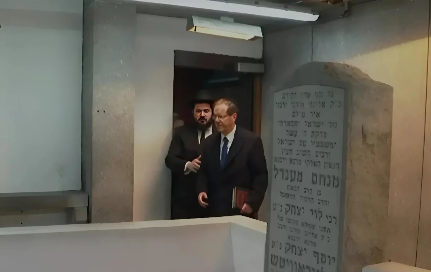 הנשיא התפלל בקבר הרבי מליובאוויטש: "לשובם המהיר של כל החטופים" הנשיא התפלל בקבר הרבי מליובאוויטש: "לשובם המהיר של כל החטופים"