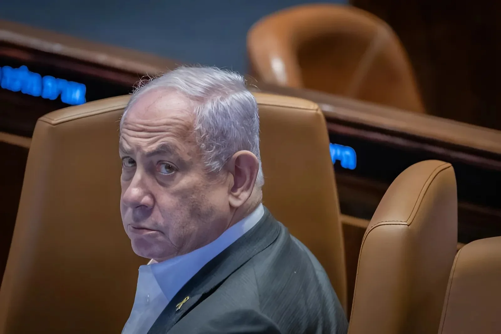 "עדיין לא החלמתי": נתניהו חזר להעיד בבית המשפט תחת מחאה "עדיין לא החלמתי": נתניהו חזר להעיד בבית המשפט תחת מחאה