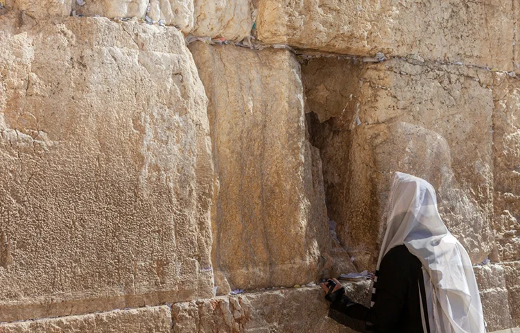 תפילה מול חומרות: סיפורו המפתיע של צדיק והמצות המוחלפות