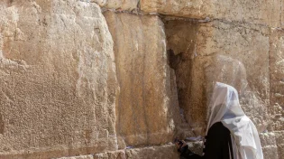 תפילה מול חומרות: סיפורו המפתיע של צדיק והמצות המוחלפות