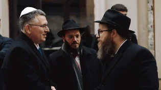 שר החוץ ביקר בבית הכנסת העתיק בבודפשט וקיבל מזכרת מרגשת