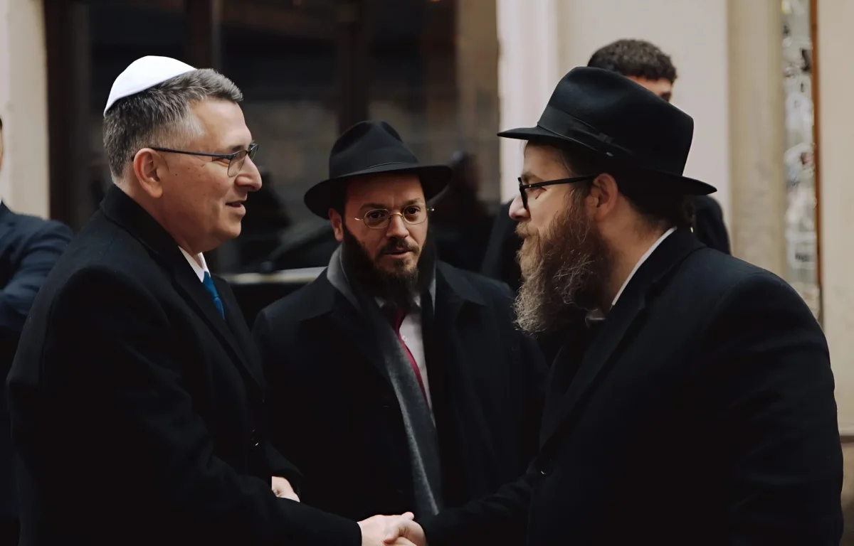 שר החוץ ביקר בבית הכנסת העתיק בבודפשט וקיבל מזכרת מרגשת