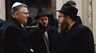 שר החוץ ביקר בבית הכנסת העתיק בבודפשט וקיבל מזכרת מרגשת