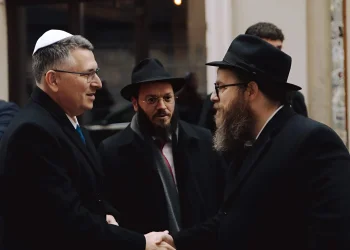 שר החוץ ביקר בבית הכנסת העתיק בבודפשט וקיבל מזכרת מרגשת