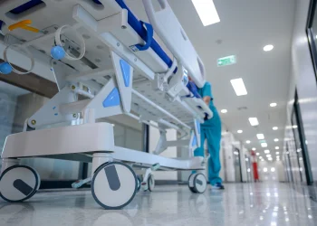 "סיכנו את חיי": מבוגרת טוענת כי טופלה ברשלנות בביה"ח קפלן