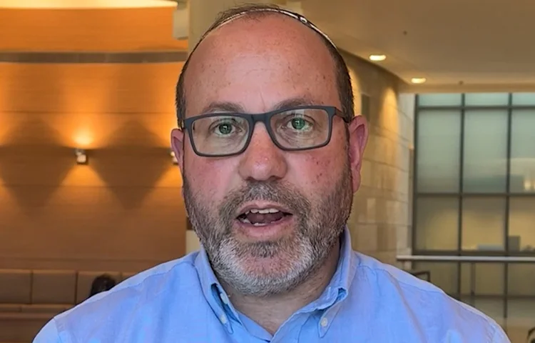 "זו בושה וסכנה לביטחון" - אביו של חטוף מתריע מפני עסקת השבויים