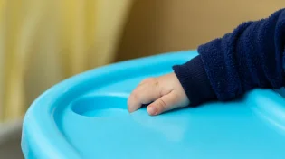 זעזוע בצפון: אישה נאשמת שסחרה בתינוק של נערה עם בעיות נפשיות