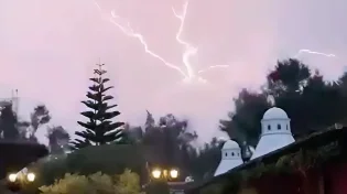 לא ייאמן: ברקים מתוך הר געש מתפרץ - תיעוד עוצר נשימה!