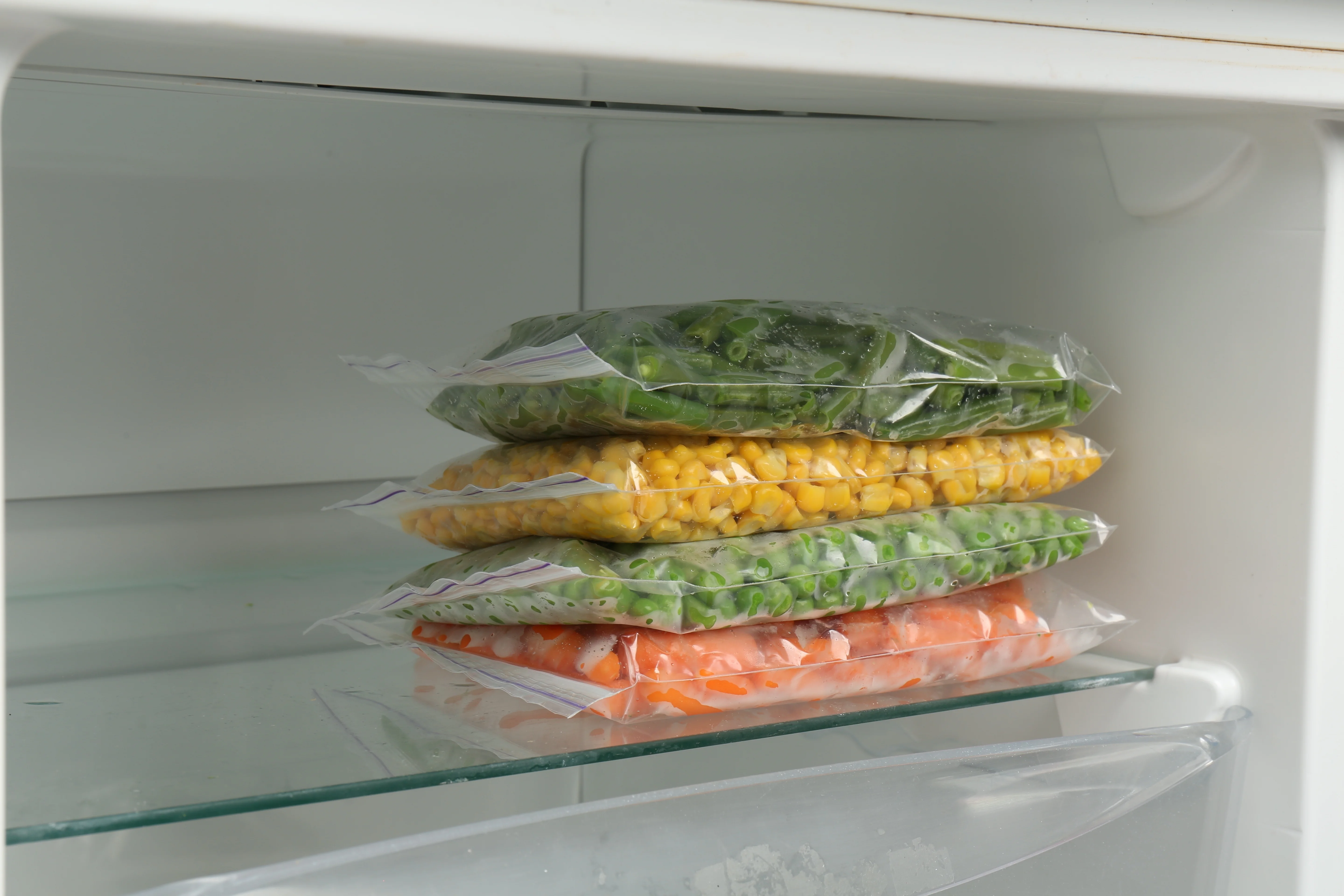 פתחה שקית ירקות ונחרדה: זה מה שהסתתר בפנים חמישה ימים במקרר!