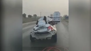 תיעוד מפתיע: רכב מרוסק נוסע כרגיל