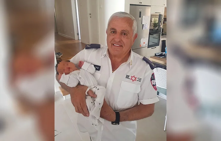 בן 72, אחראי ל-81 לידות: הכירו את "המיילד מאופקים" בן 72, אחראי ל-81 לידות: הכירו את "המיילד מאופקים"