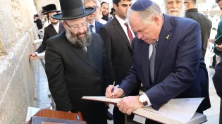קידוש ה': שר החוץ היהודי של ארגנטינה הגיע לכותל - והניח תפילין 
