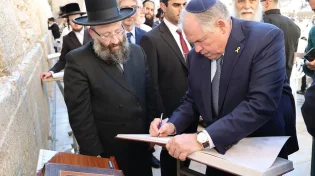 קידוש ה': שר החוץ היהודי של ארגנטינה הגיע לכותל - והניח תפילין