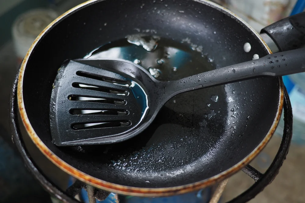 חשיפה מטלטלת: האמת על כלי המטבח השחורים – כולנו נפלנו להונאה? חשיפה מטלטלת: האמת על כלי המטבח השחורים – כולנו נפלנו להונאה?