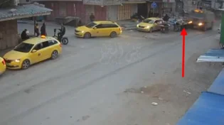 רכב הפנתר של צה"ל דורס דוכנים בשוק טול-כרם במהלך פעילות