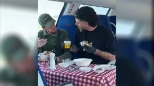 מחווה מרגשת: שולחן אוכל מפנק ללוחם צה"ל ברכבת