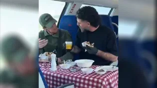 מחווה מרגשת: שולחן אוכל מפנק ללוחם צה"ל ברכבת