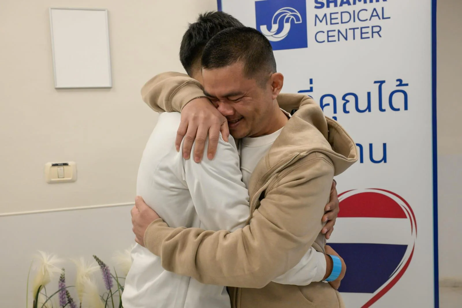  מרגש: החטופים התאילנדים שנשבו בעזה התאחדו עם בני משפחותיהם