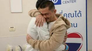 מרגש: החטופים התאילנדים שנשבו בעזה התאחדו עם בני משפחותיהם