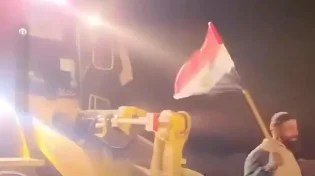 דחפורים מצריים נכנסו לעזה לשיקום - ברשתות משווים לפריצת הגדר ב-7 באוקטובר