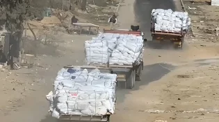 עשרות משאיות ממצרים נכנסו לעזה עם אוהלים לשיכון זמני