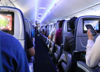 רגעי אימה בטיסה: חור נפער במטוס – הנוסעים נותרו בהלם