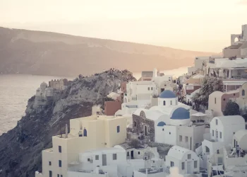 סנטוריני בסכנה: רעידות אדמה חזקות אילצו אלפים לברוח מהאי
