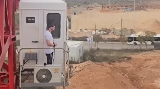 תלוי בין שמיים לארץ - ועצר לרגע של קדושה