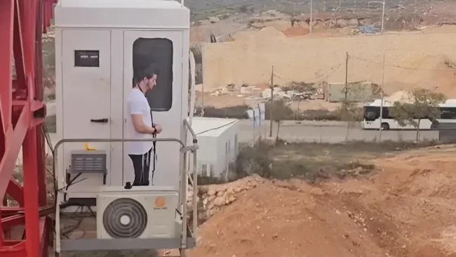 תלוי בין שמיים לארץ - ועצר לרגע של קדושה