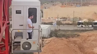 תלוי בין שמיים לארץ - ועצר לרגע של קדושה