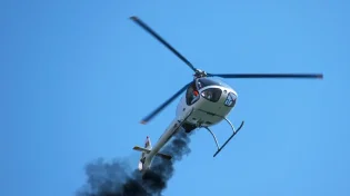 דרמה במורדות הר הגעש: מסוק כיבוי התרסק למים בזמן משימת חילוץ | צפו