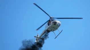 דרמה במורדות הר הגעש: מסוק כיבוי התרסק למים בזמן משימת חילוץ | צפו
