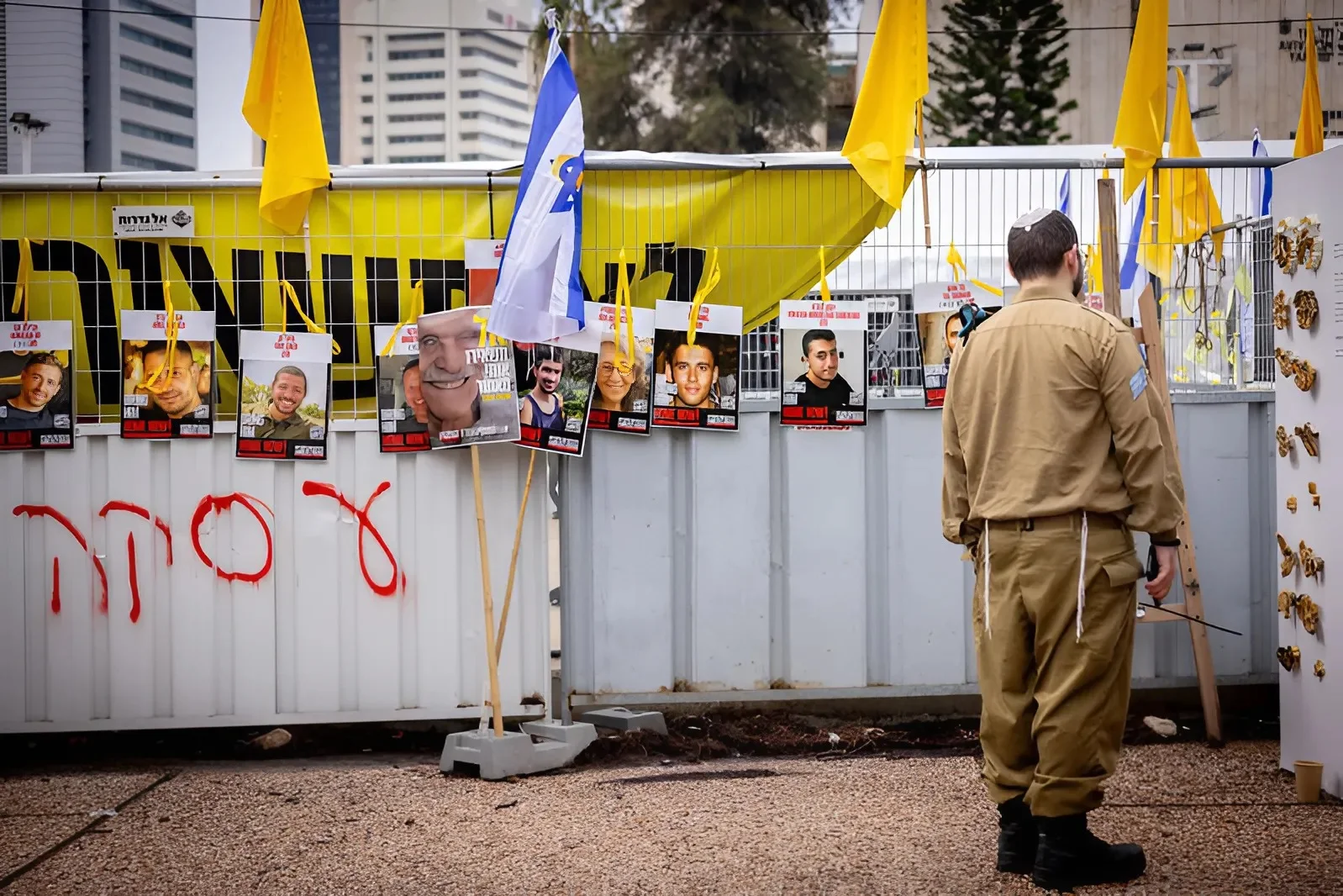 חמאס מותח את החבל: ישחרר רק שלושה חטופים בשבת – ומתעלם מהאולטימטום חמאס מותח את החבל: ישחרר רק שלושה חטופים בשבת – ומתעלם מהאולטימטום
