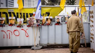 חמאס מותח את החבל: ישחרר רק שלושה חטופים בשבת - ומתעלם מהאולטימטום