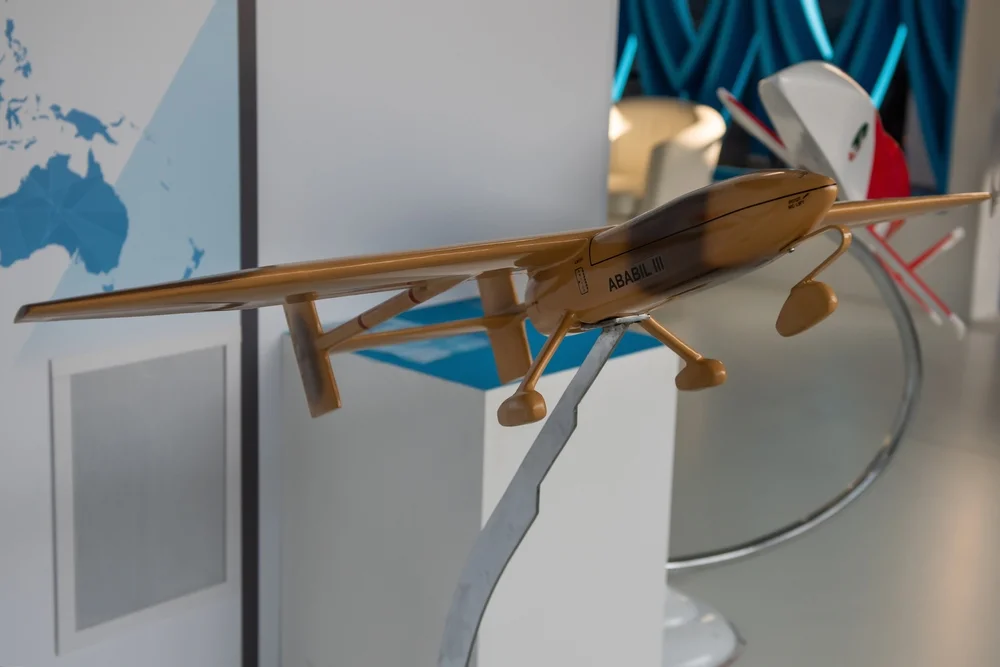 בזמן שהעם האיראני קורס – המשטר חוגג עם תערוכת כטב"מים נוצצת