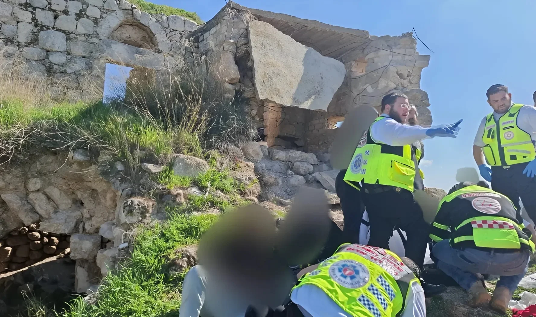 תקרת בטון קרסה במהלך טיול ליד לטרון – חמישה צעירים נפצעו תקרת בטון קרסה במהלך טיול ליד לטרון – חמישה צעירים נפצעו