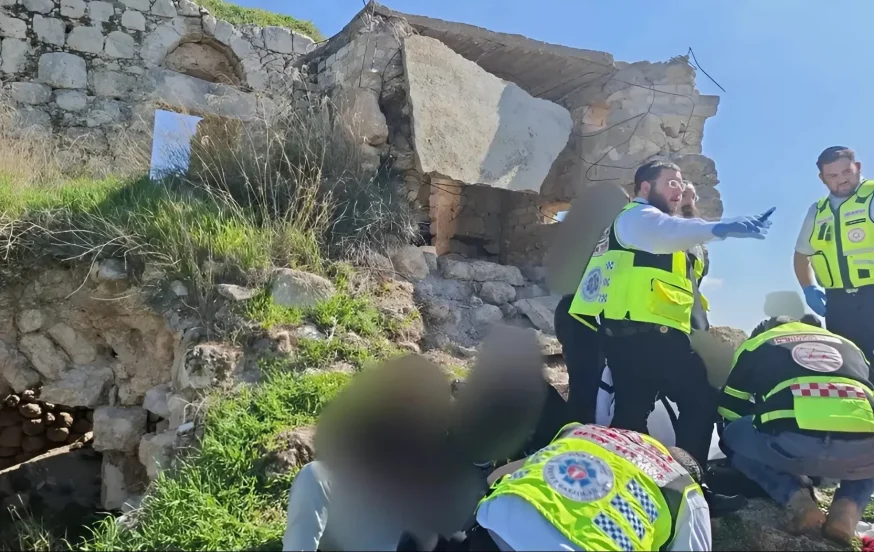 תקרת בטון קרסה במהלך טיול ליד לטרון – חמישה צעירים נפצעו תקרת בטון קרסה במהלך טיול ליד לטרון – חמישה צעירים נפצעו