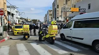 אופנוע התפוצץ על גרר באמצע תל אביב - הולך רגל נפצע מכוויות