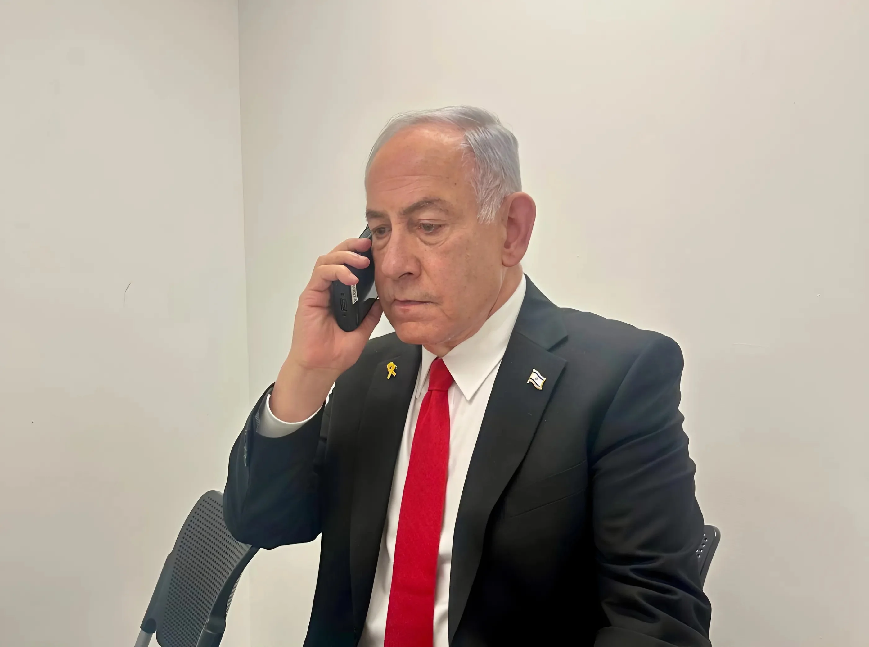 בצל הדרמה הביטחונית והחטופים: נתניהו חוזר לדוכן העדים 