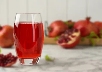 רימון – סופר פוד או פצצת סוכר? זה מה שלא סיפרו לכם על הפרי האדום
